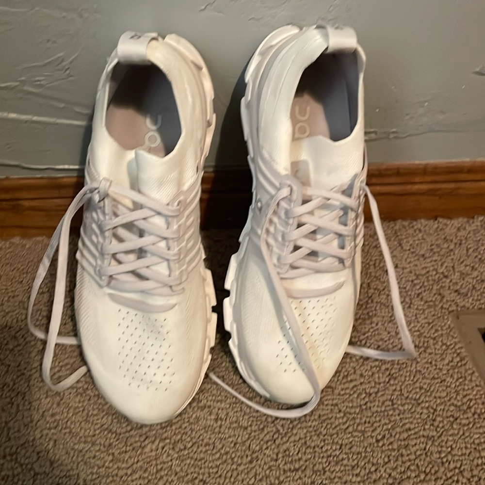 Size W 10.5 White On-Clouds